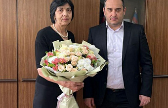 Глава Каякентского района поздравил с юбилеем ветерана муниципальной службы Саният Зульпикарову