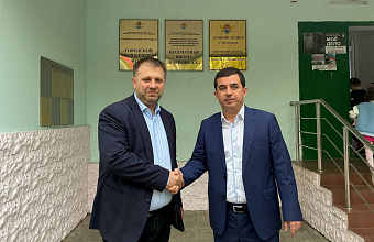 Представитель Федерации шахмат России посетил шахматную школу в Махачкале