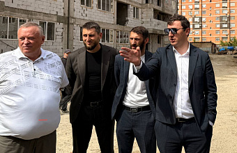 Руководство Минстроя РД проверило ход строительства жилого комплекса для переселенцев в Каспийске