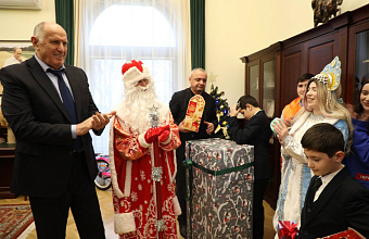 Абдулмуслим Абдулмуслимов исполнил мечты четырех детей в рамках «Ёлки желаний»