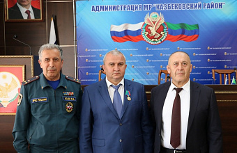 Глава Казбековского района награжден медалью МЧС Дагестана «100 лет пожарной охране»