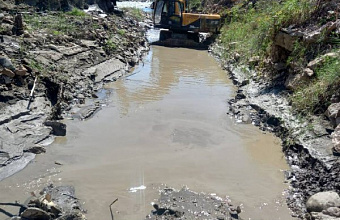 Специалисты Дагмелиоводхоза очищают Гергебильский оросительный канал