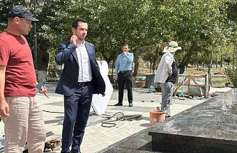 Мэр Южно-Сухокумска проверил ход строительства памятника нефтяникам