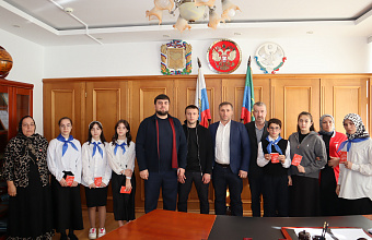 В Гергебильском районе юным жителям вручили паспорта в преддверии Дня народного единства