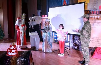 В Казбековском районе прошло новогоднее представление «Зимняя сказка» для детей участников СВО