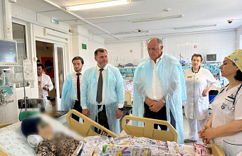 Абдулмуслим Абдулмуслимов навестил детей, пострадавших в ДТП в Тарумовском районе