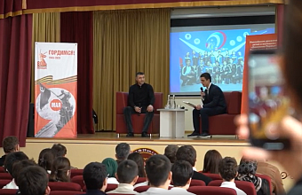 В школе Дербента прошла встреча с именитыми спортсменами