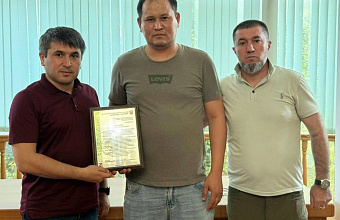 Магомеду Курбанову вручили благодарственную грамоту от батальона «Каспий»