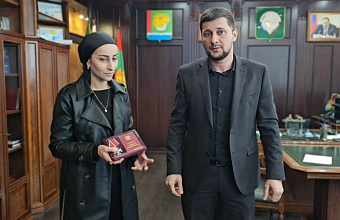 В Магарамкентском районе вдове погибшего участника СВО вручили орден Мужества