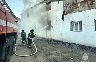 Крупный пожар вспыхнул в административном здании в Дагестане