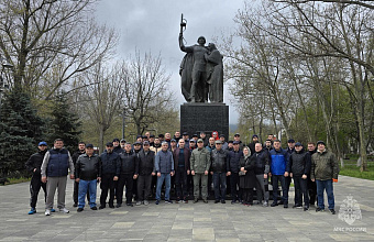 Сотрудники МЧС высадили в Махачкале деревья в рамках акции «Сад памяти»