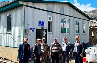 Глава Цунтинского района проинспектировал ход капремонта фельдшерского пункта в селе Гутатли