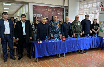 Единороссы Избербаша открыли «Парту Героя» в память об участнике СВО Магомеде Исбакиеве