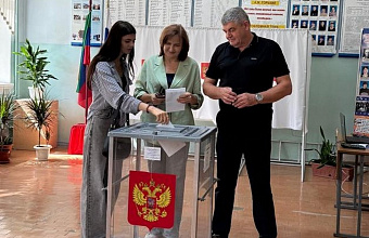 Мать героя СВО Виталия Барбары проголосовала в школе, где увековечена память ее сына