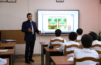 Главный налоговик Дагестана провел урок налоговой грамотности для школьников Махачкалы