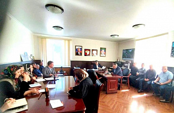 Глава Гунибского района провел аппаратное совещание по вопросам управления и благоустройства