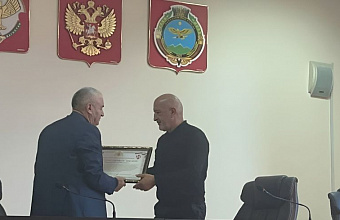 Руководство Дахадаевского района получило благодарственные письма за поддержку военнослужащих