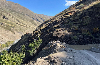 В Чародинском районе сход горных пород перекрыл движение машин