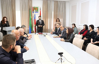 Врио главы Магарамкентского района вручил отличившимся педагогам федеральные и республиканские награды