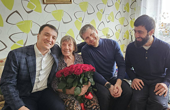 Сотрудники мэрии Махачкалы навестили инвалида I группы по зрению