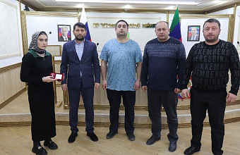 В Кизилюртовском районе семье погибшего бойца передали его орден Мужества