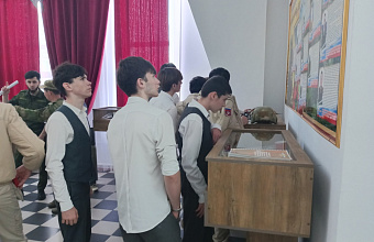 Военнослужащие махачкалинского соединения Росгвардии провели День открытых дверей для школьников