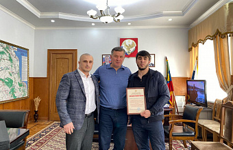 Глава Карабудахкентского района Махмуд Амиралиев встретился с молодыми меценатами