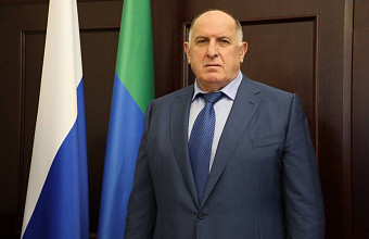 Абдулмуслим Абдулмуслимов поздравил дагестанцев с Днем Государственного флага России