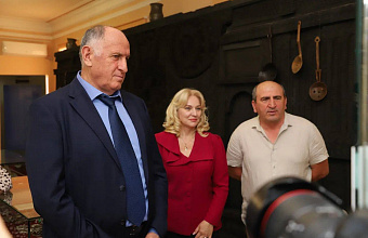 Абдулмуслим Абдулмуслимов поздравил музей им. А.Тахо-Годи со 100-летием со дня образования