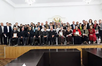 Глава Табасаранского района ко Дню учителя наградил лучших педагогов муниципалитета