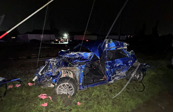 Поезд протаранил легковушку на железнодорожном переезде в Дагестане