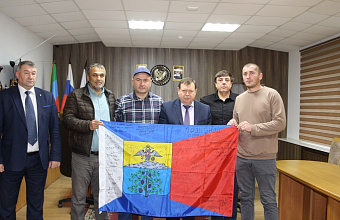 Флаг с автографами героев СВО передали в мэрию Кизляра