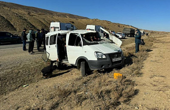 Медики заняты спасением пострадавших в аварии близ села Чиркей Буйнакского района