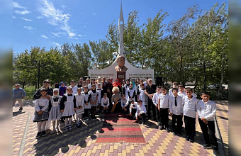 В Южно-Сухокумске почтили память поэта Расула Гамзатова