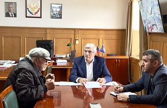 Глава Новолакского района провел прием граждан по личным вопросам