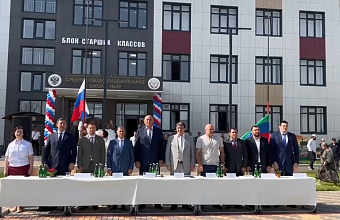Абдулмуслим Абдулмуслимов прибыл на открытие новой СОШ №49 в поселке Шамхале