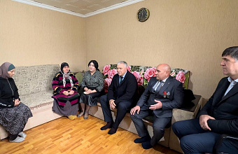 Представители администрации Кизлярского района встретились с матерью участника СВО Закарьи Алиева