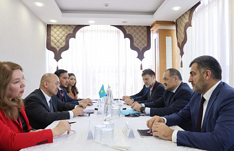 Сергей Меликов провел двустороннюю встречу с послом Казахстана в России Дауреном Абаевым