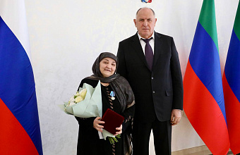 Мать погибшего участника СВО Умуриза Кутурчаева награждена медалью Амет-Хана Султана