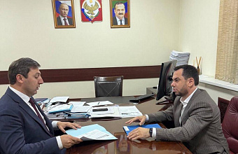 Глава города Южно-Сухокумска встретился с замминистра строительства, архитектуры и жилищно-коммунального хозяйства Дагестана