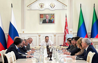 Сергей Меликов проводит совещание по актуальным вопросам