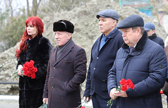 Представители Кизлярского района почтили память жертв теракта в 2018 году