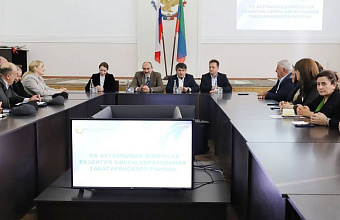 Яхья Бучаев вручил ведомственные награды педагогам Табасаранского района