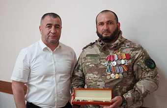 Глава Дагогней Замир Гаджимурадов провел встречу со старшим лейтенантом Сефером Яхьяевым