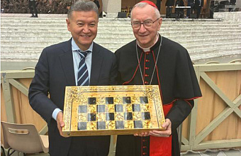 Набор дагестанских шахмат подарили Папе Римскому