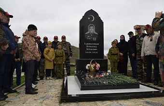 Участники автопробега к 80-летию Победы почтили память Героя России Нурмагомеда Гаджимагомедова