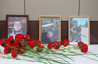 В Сулейман-Стальском районе увековечили память трех военнослужащих