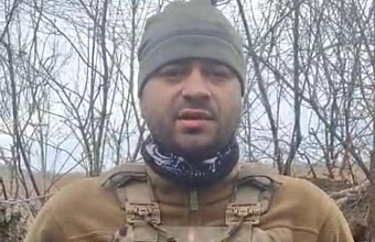 Боец из Кизляра поздравил матерей с Днем матери прямо с передовой