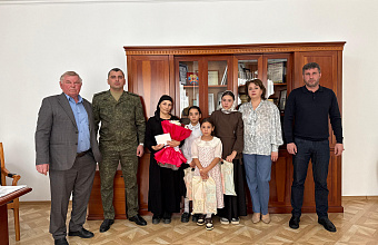 Орден мужества вручили вдове участника СВО Рабазана Абдулхаликова в Тарумовском районе