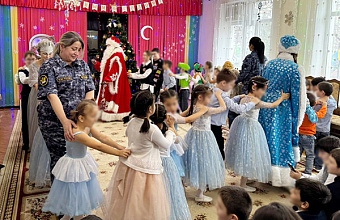 Сотрудники следственного изолятора №1 исполнили новогодние желания воспитанников Социально-реабилитационного центра для несовершеннолетних